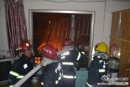 柳州市一民房起火 消防人员成功解救3名被困群众910 / 作者:恭城520小奈姐姐 / 帖子ID:105056