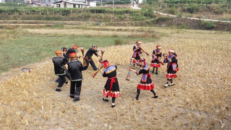 观音水滨吹笙挞鼓表演队为桂林电视台表演节目974 / 作者:欧耶 / 帖子ID:105119