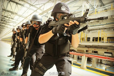 亮瞎眼！动车时代的南宁铁路新特警，帅哥萌萌哒319 / 作者:猫小萌 / 帖子ID:105125