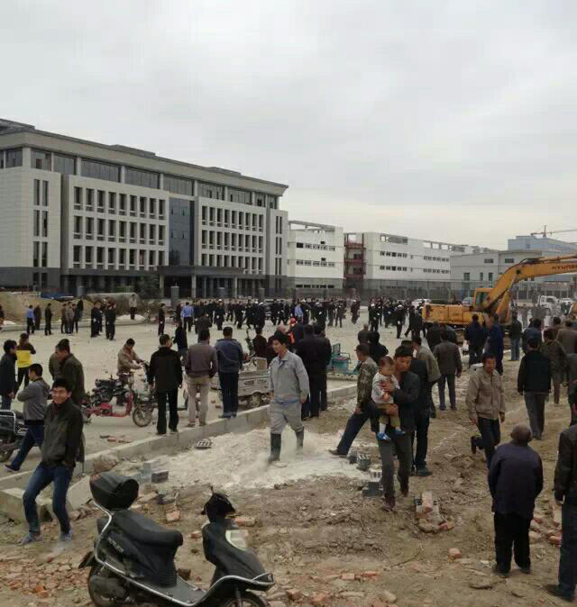 河南城管持砖石群殴村民 恭城的城管算文明的拉952 / 作者:红通通 / 帖子ID:105148