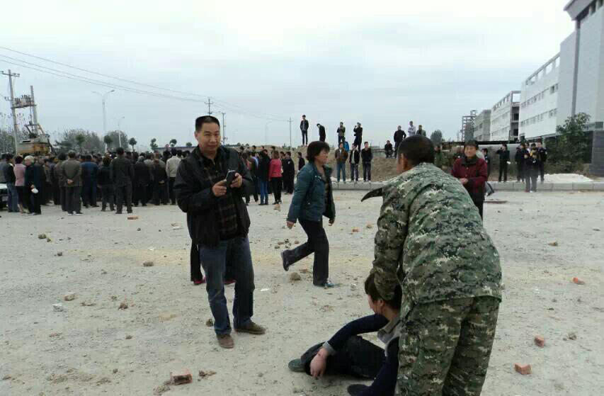 河南城管持砖石群殴村民 恭城的城管算文明的拉757 / 作者:红通通 / 帖子ID:105148