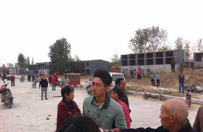 河南城管持砖石群殴村民 恭城的城管算文明的拉113 / 作者:红通通 / 帖子ID:105148