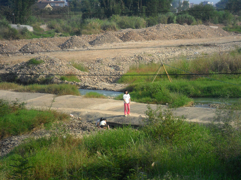 季节变了。温暖没变。秋天到了扫落了树叶。落叶一地的零乱。而记忆是一片璀璨！982 / 作者:建筑19551213 / 帖子ID:105158