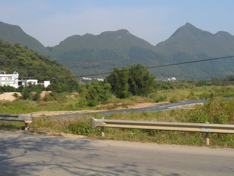 又是一年的秋天，没有看到落叶的飘飞。还是一片苍翠，仿佛还是我怀念的那个夏天。770 / 作者:建筑19551213 / 帖子ID:105197