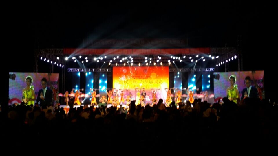 恭城月柿节重头戏粤华·世纪鑫城“金秋月柿 为恭城喝彩”大型晚会现场510 / 作者:欧耶 / 帖子ID:105207