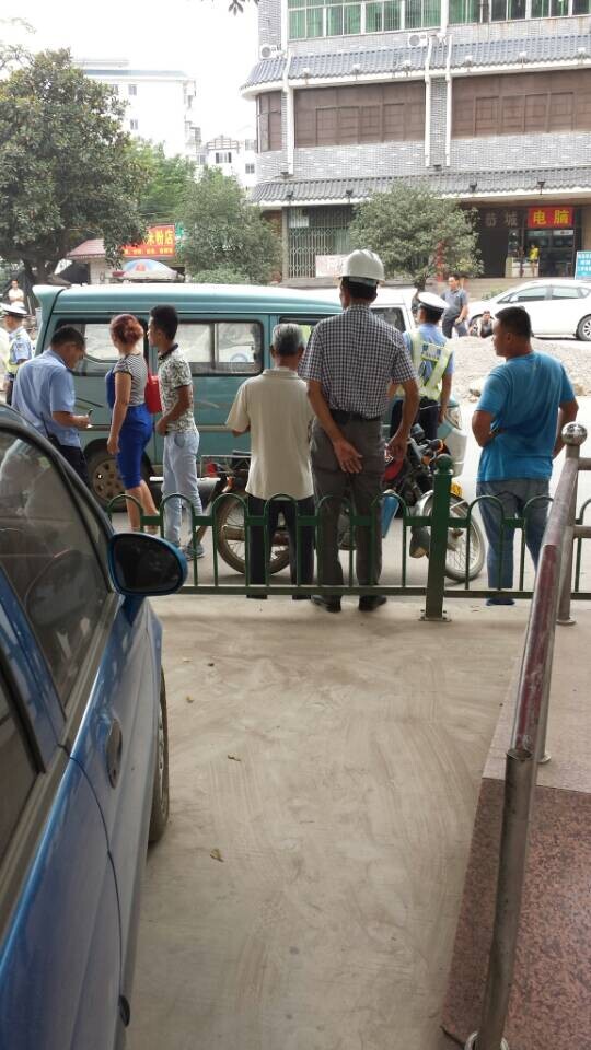 交警联合农机在茶江桥头拦车,大家且行且珍惜啊512 / 作者:红通通 / 帖子ID:105227