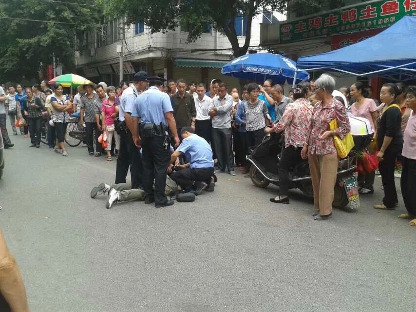 24米街男子光天化日抢劫被警察当场擒获594 / 作者:山楂糖 / 帖子ID:105236