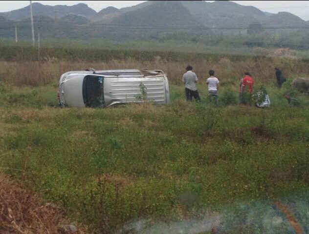 3点半经过加会白杨路段接连发生两起事故，雨天路滑，谨慎驾驶761 / 作者:红通通 / 帖子ID:105243