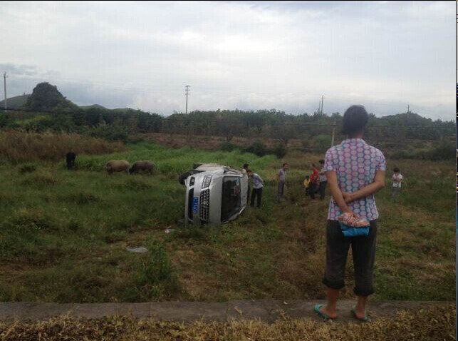 3点半经过加会白杨路段接连发生两起事故，雨天路滑，谨慎驾驶888 / 作者:红通通 / 帖子ID:105243