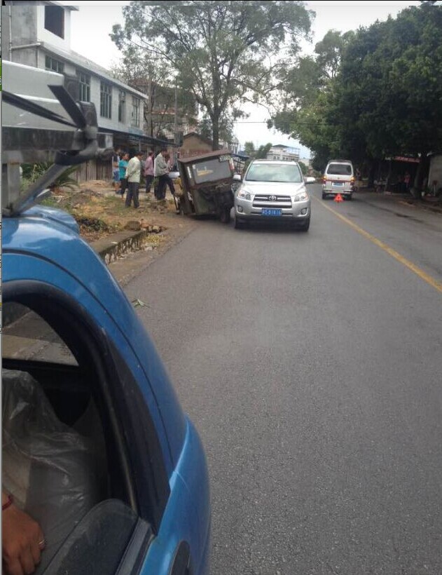 3点半经过加会白杨路段接连发生两起事故，雨天路滑，谨慎驾驶102 / 作者:红通通 / 帖子ID:105243