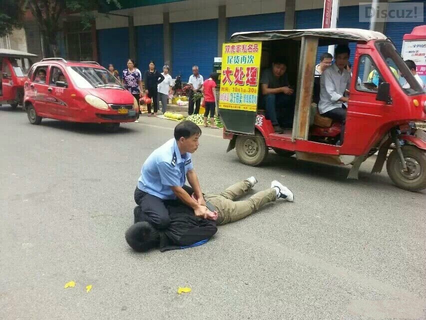 勇擒劫匪的威武警察唐新民527 / 作者:亚利布达 / 帖子ID:105265