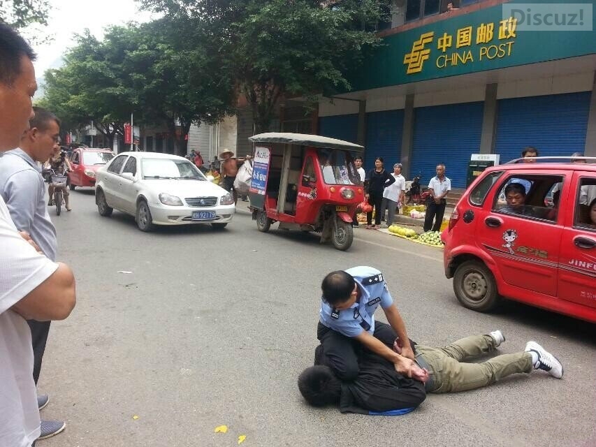 勇擒劫匪的威武警察唐新民824 / 作者:亚利布达 / 帖子ID:105265