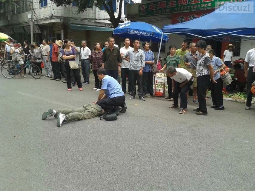 勇擒劫匪的威武警察唐新民294 / 作者:亚利布达 / 帖子ID:105265