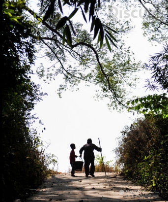 桂林荔浦：5岁小孙子帮85岁奶奶担水守护家216 / 作者:恭城520小奈姐姐 / 帖子ID:105316