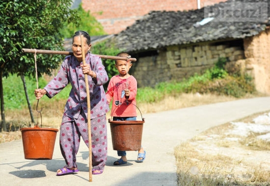 桂林荔浦：5岁小孙子帮85岁奶奶担水守护家283 / 作者:恭城520小奈姐姐 / 帖子ID:105316