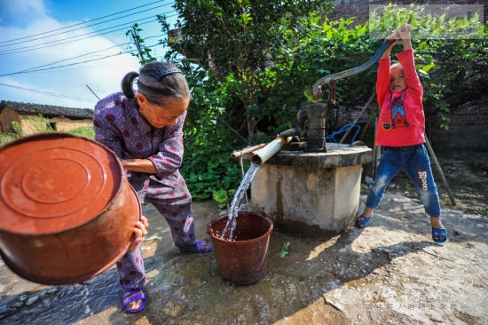 桂林荔浦：5岁小孙子帮85岁奶奶担水守护家577 / 作者:恭城520小奈姐姐 / 帖子ID:105316