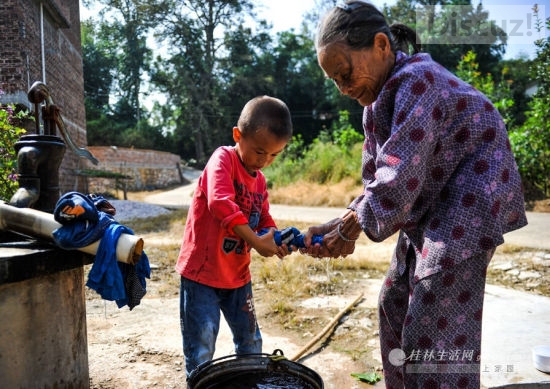 桂林荔浦：5岁小孙子帮85岁奶奶担水守护家127 / 作者:恭城520小奈姐姐 / 帖子ID:105316