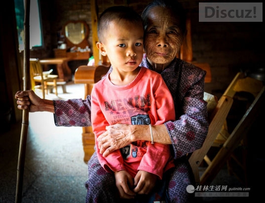 桂林荔浦：5岁小孙子帮85岁奶奶担水守护家240 / 作者:恭城520小奈姐姐 / 帖子ID:105316