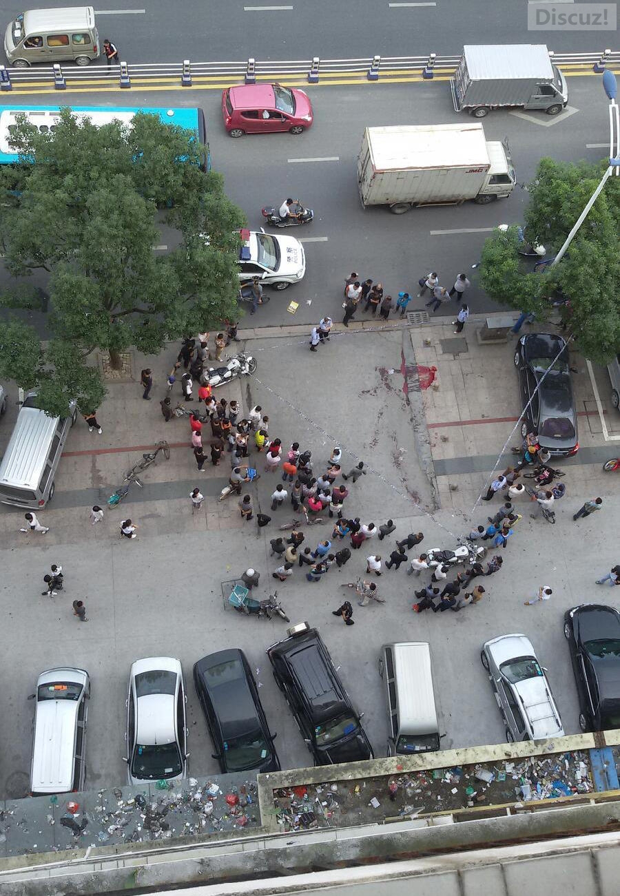 温州男子遭当街割喉 捂伤走70米倒地身亡 心脏要有承受能力再看350 / 作者:红通通 / 帖子ID:105371