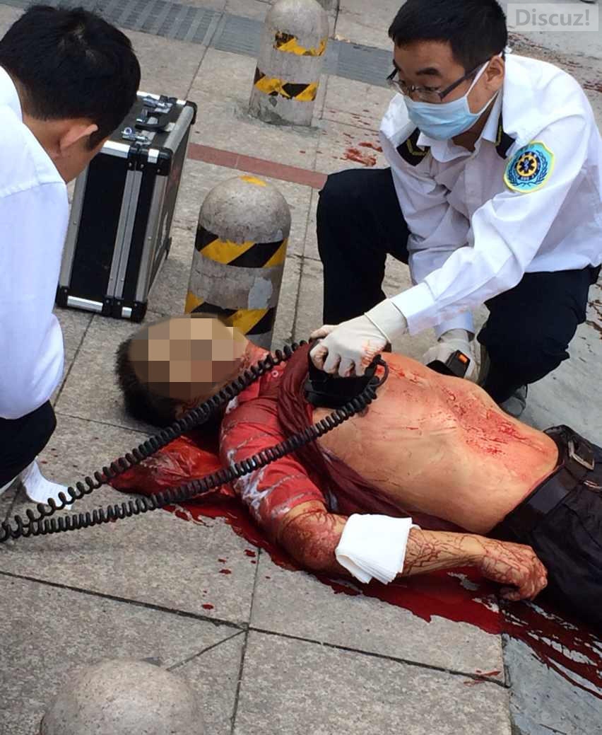 温州男子遭当街割喉 捂伤走70米倒地身亡 心脏要有承受能力再看913 / 作者:红通通 / 帖子ID:105371