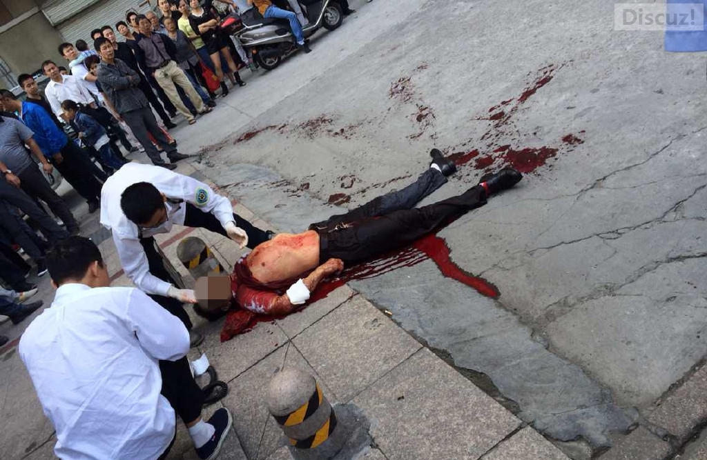 温州男子遭当街割喉 捂伤走70米倒地身亡 心脏要有承受能力再看432 / 作者:红通通 / 帖子ID:105371