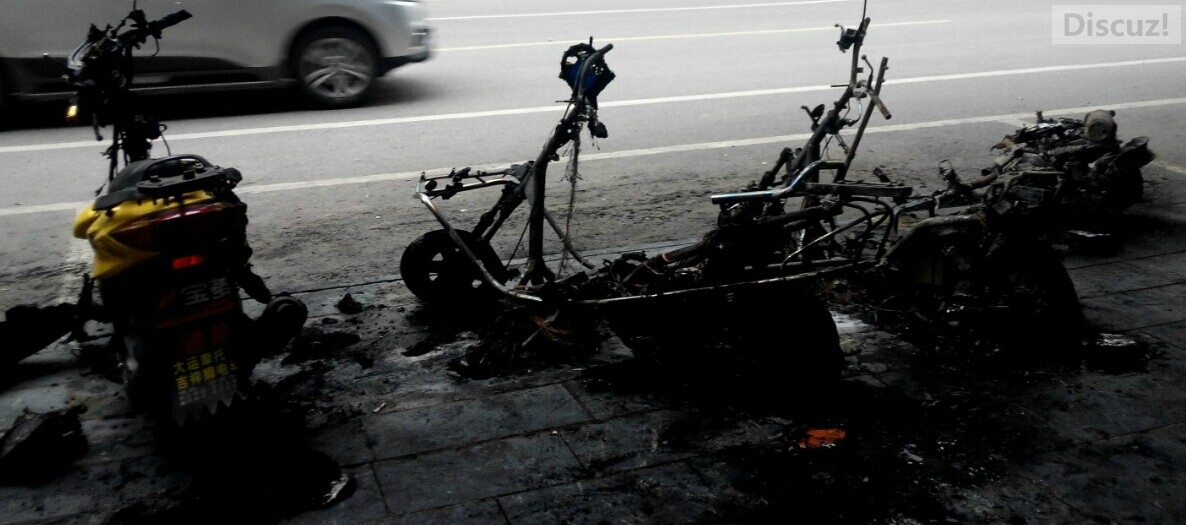 劲霸男装门口发生烧车事件29 / 作者:蓝天鱼儿 / 帖子ID:105563