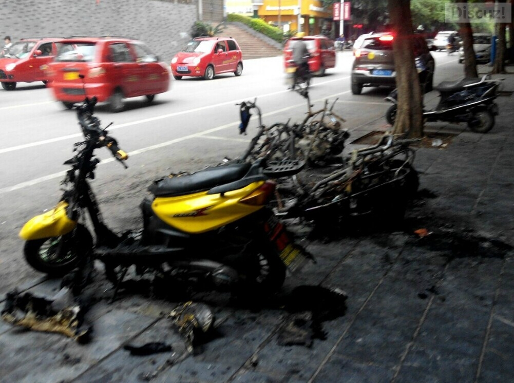 劲霸男装门口发生烧车事件132 / 作者:蓝天鱼儿 / 帖子ID:105563