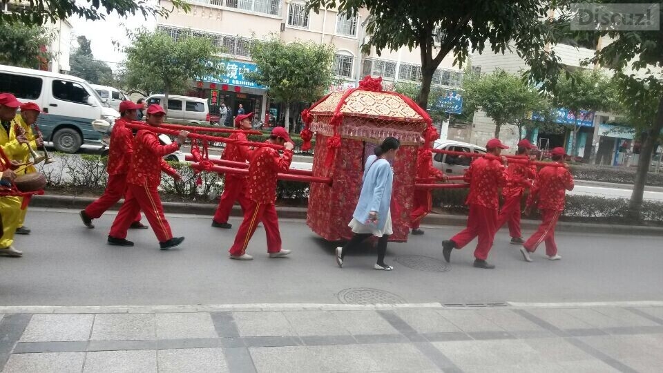 桂林六合路上偶遇大花轿280 / 作者:黑白年代 / 帖子ID:105570