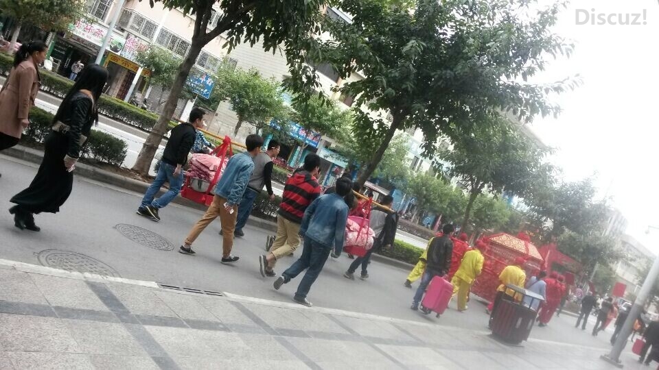 桂林六合路上偶遇大花轿442 / 作者:黑白年代 / 帖子ID:105570