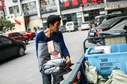 万元包裹被“顺走”，快递小哥都要哭了184 / 作者:希灵容梅 / 帖子ID:105848