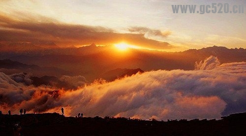 走过大山，穿过河流…看日出，那一缕缕阳光穿透云层…50 / 作者:建筑19551213 / 帖子ID:105852