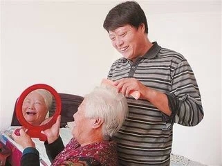 在她眼里，儿子永远需要她的帮忙，她在处处呵护着我们…980 / 作者:建筑19551213 / 帖子ID:106139