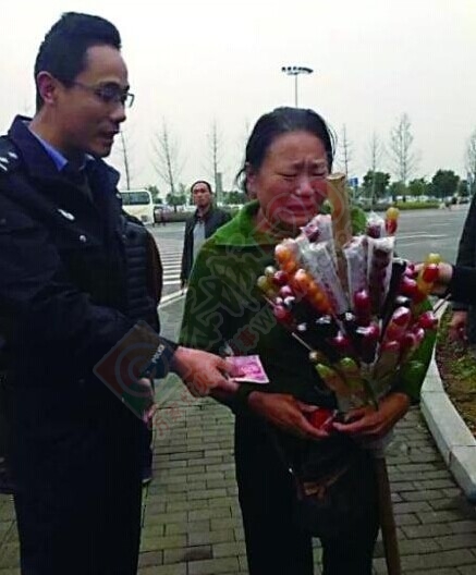 糖葫芦大妈丢钱大哭 民警掏100元安慰她451 / 作者:猫小萌 / 帖子ID:106222
