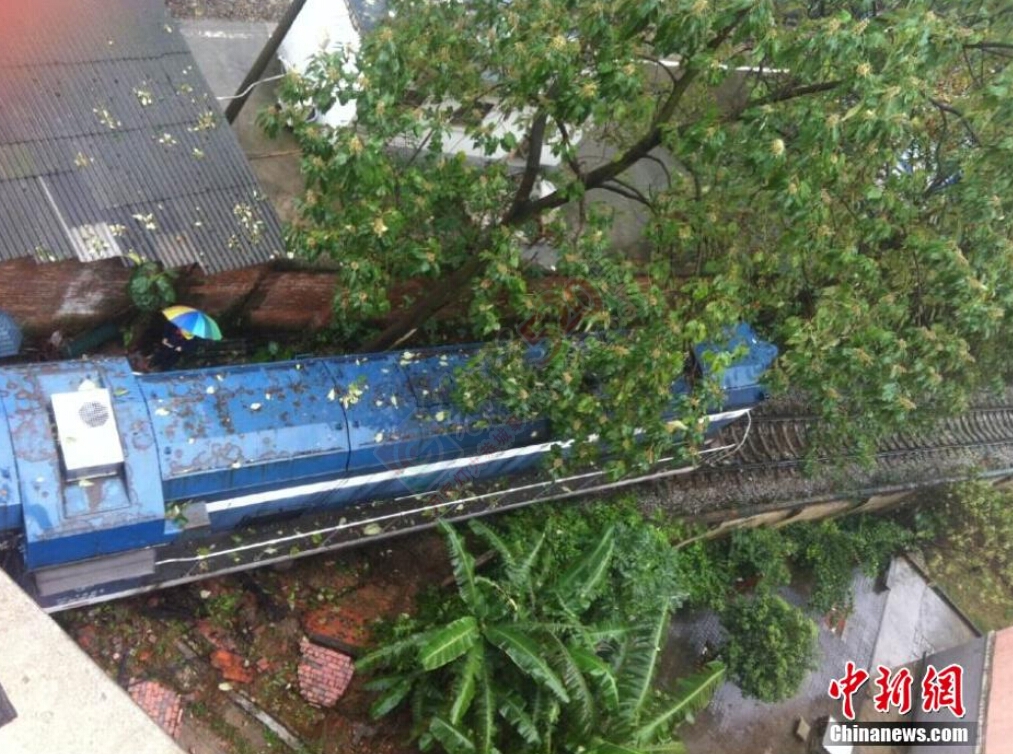 火车头撞破围墙冲进居民小区570 / 作者:thkfh / 帖子ID:106292