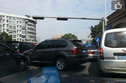 见过实线变道的，没见过如此霸气的，九十度横着！！谁见过！14 / 作者:thkfh / 帖子ID:106453