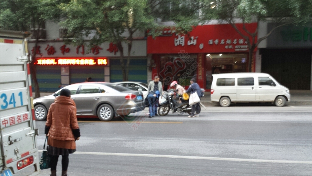 城中西路协和门诊门口发生车祸662 / 作者:阿童木 / 帖子ID:106786