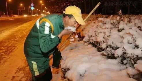 环卫工人连续工作17个小时，吃雪解渴，，，，向他们致敬490 / 作者:恭城520小奈姐姐 / 帖子ID:106812