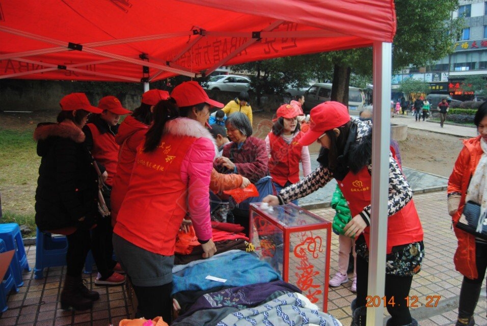 百乐家电携手义工协会，中心广场义卖215 / 作者:恭城蚂蜂 / 帖子ID:107157