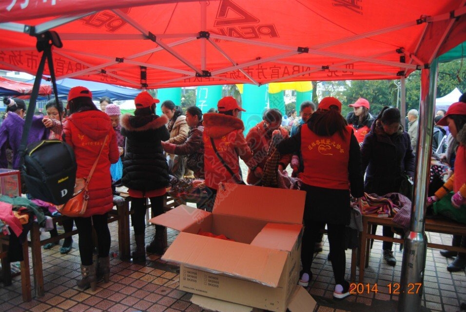 百乐家电携手义工协会，中心广场义卖940 / 作者:恭城蚂蜂 / 帖子ID:107157