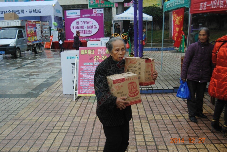 百乐家电携手义工协会，中心广场义卖30 / 作者:恭城蚂蜂 / 帖子ID:107157