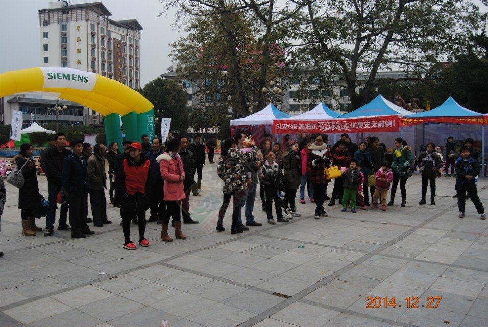 百乐家电携手义工协会，中心广场义卖56 / 作者:恭城蚂蜂 / 帖子ID:107157