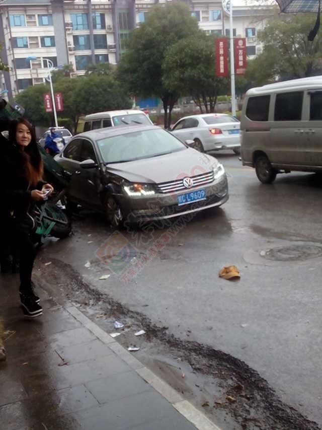 有钱就是任性啊，这车连狗古冲都可以撞得翻572 / 作者:thkfh / 帖子ID:107469
