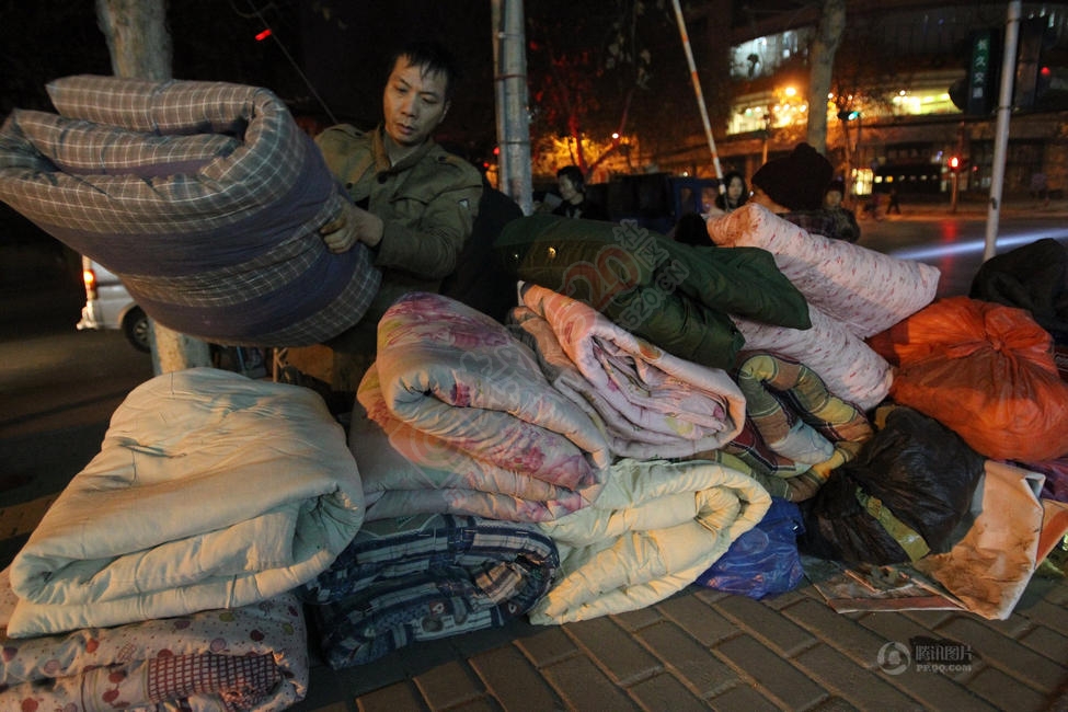 老太露宿街头1年等儿子 儿子就在百米外网吧84 / 作者:恭城520小奈姐姐 / 帖子ID:107584