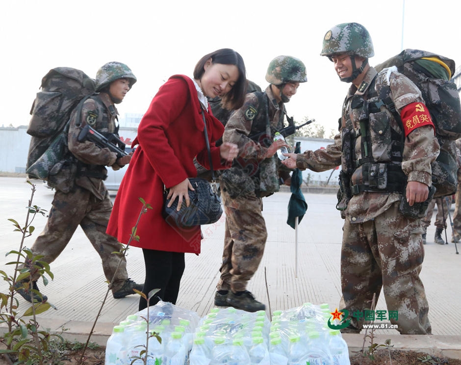 部队拉练过家门 军嫂守路边与爱人相聚2分钟666 / 作者:棉花糖 / 帖子ID:111688