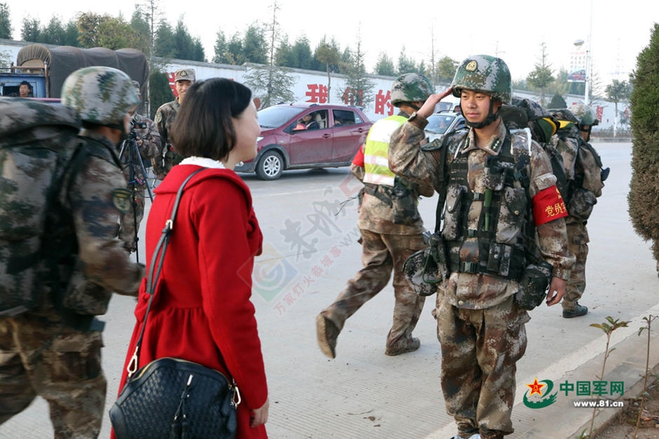 部队拉练过家门 军嫂守路边与爱人相聚2分钟993 / 作者:棉花糖 / 帖子ID:111688