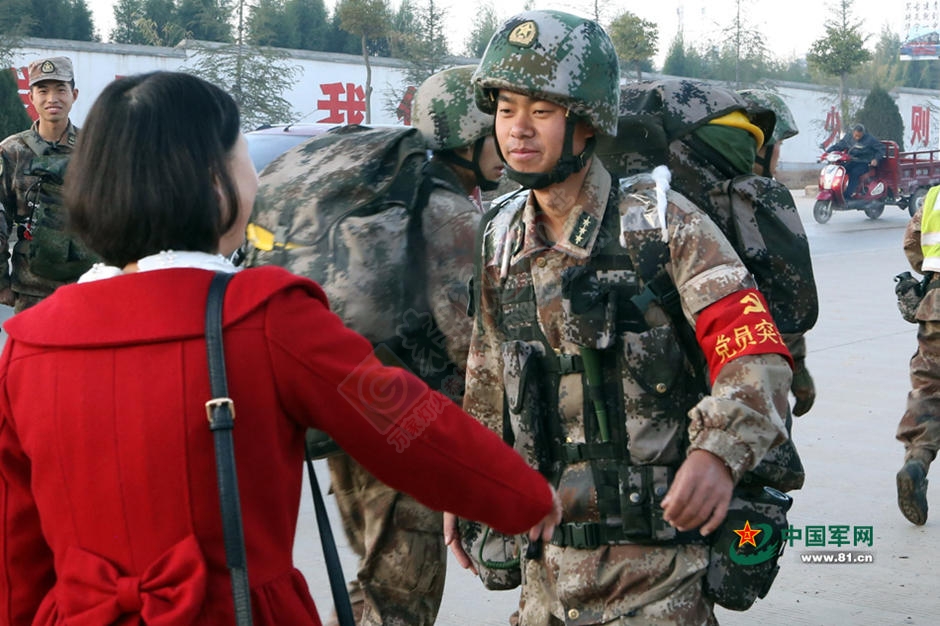 部队拉练过家门 军嫂守路边与爱人相聚2分钟897 / 作者:棉花糖 / 帖子ID:111688