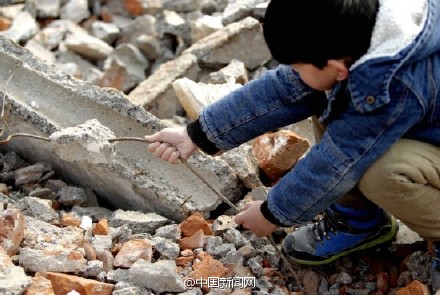 一个7岁男孩的寒假：砸钢丝为父筹医药费 乱石堆里写作业501 / 作者:恭城520小奈姐姐 / 帖子ID:111888