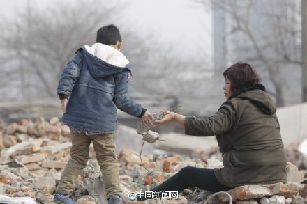 一个7岁男孩的寒假：砸钢丝为父筹医药费 乱石堆里写作业678 / 作者:恭城520小奈姐姐 / 帖子ID:111888