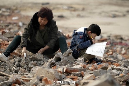 一个7岁男孩的寒假：砸钢丝为父筹医药费 乱石堆里写作业110 / 作者:恭城520小奈姐姐 / 帖子ID:111888
