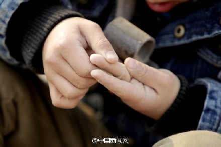 一个7岁男孩的寒假：砸钢丝为父筹医药费 乱石堆里写作业331 / 作者:恭城520小奈姐姐 / 帖子ID:111888